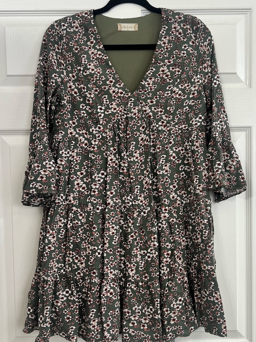 Alter’d State Sage Green Floral Tiered Boho Dress Size S Bell Sleeve